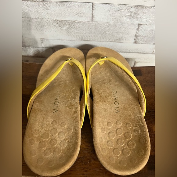 Vionic Yellow Mona W/ Button Thong Toe Post Casual Sandals.  Size 8 - Picture 3 of 7